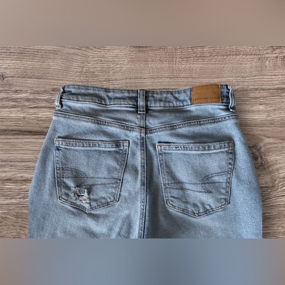 America Eagle Light Wash Mom Jeans - Picture 5 of 8